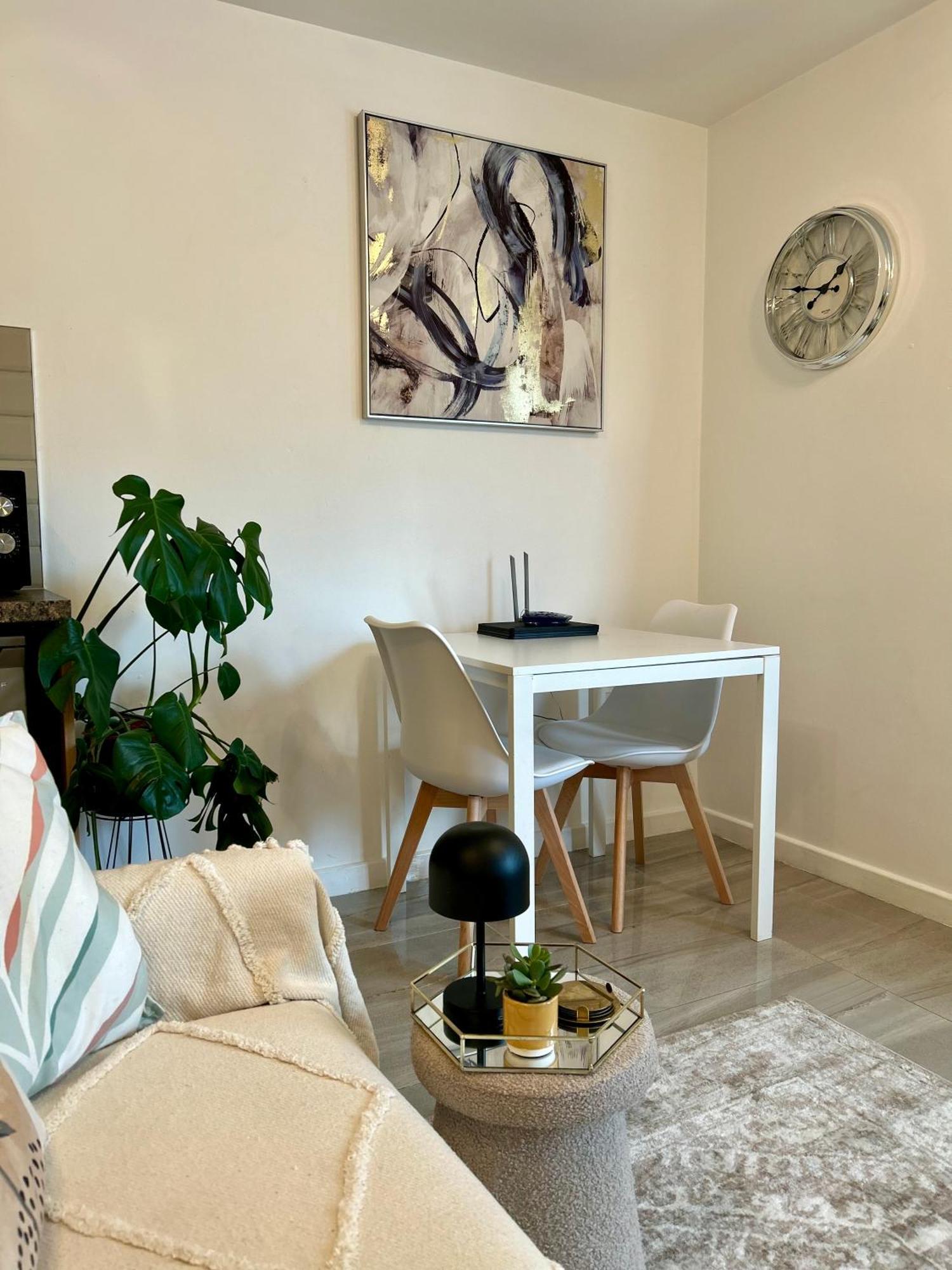 Modern 2 Bed Apartment With Free Parking And Netflix Dawley Luaran gambar