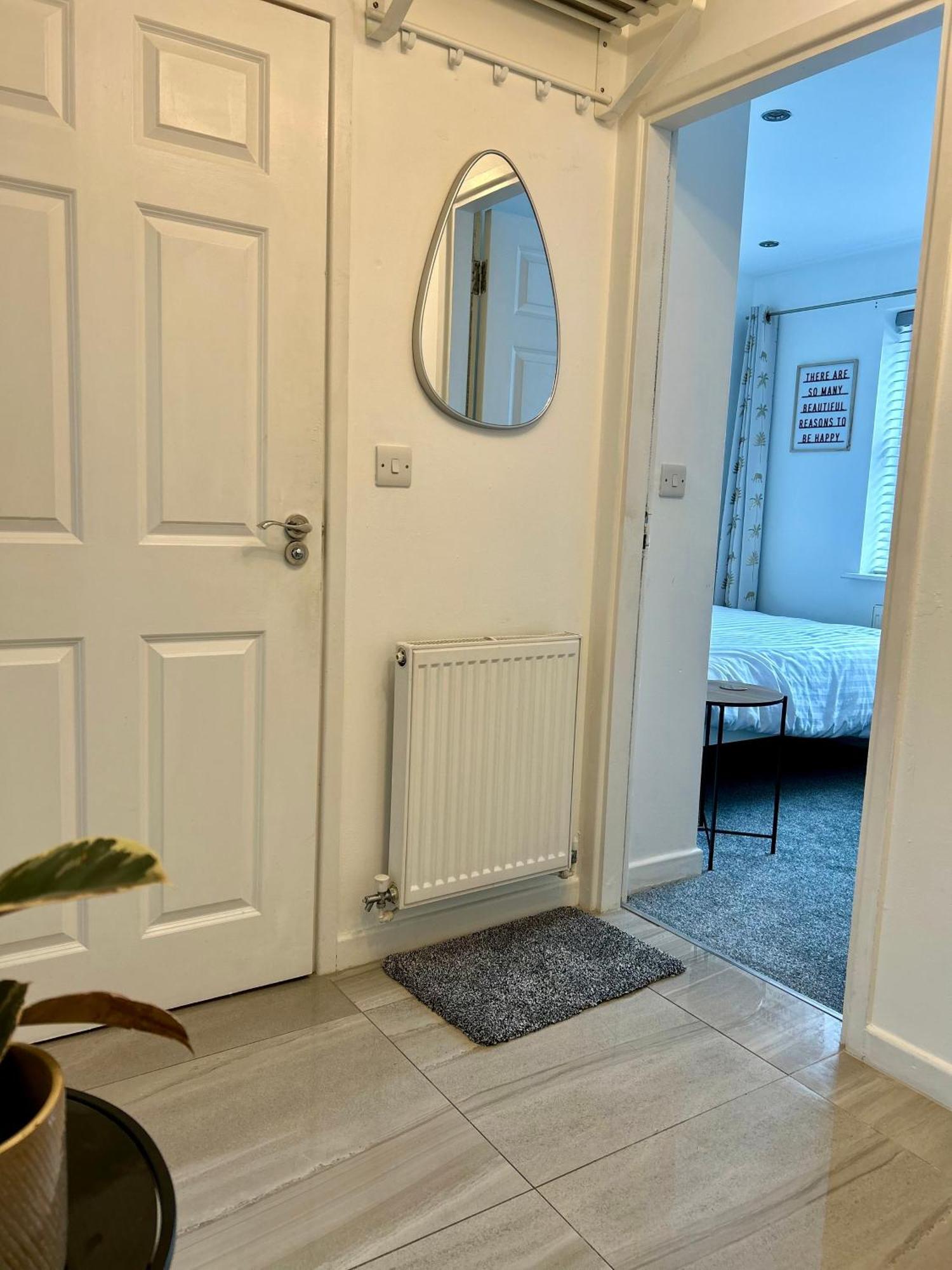 Modern 2 Bed Apartment With Free Parking And Netflix Dawley Luaran gambar