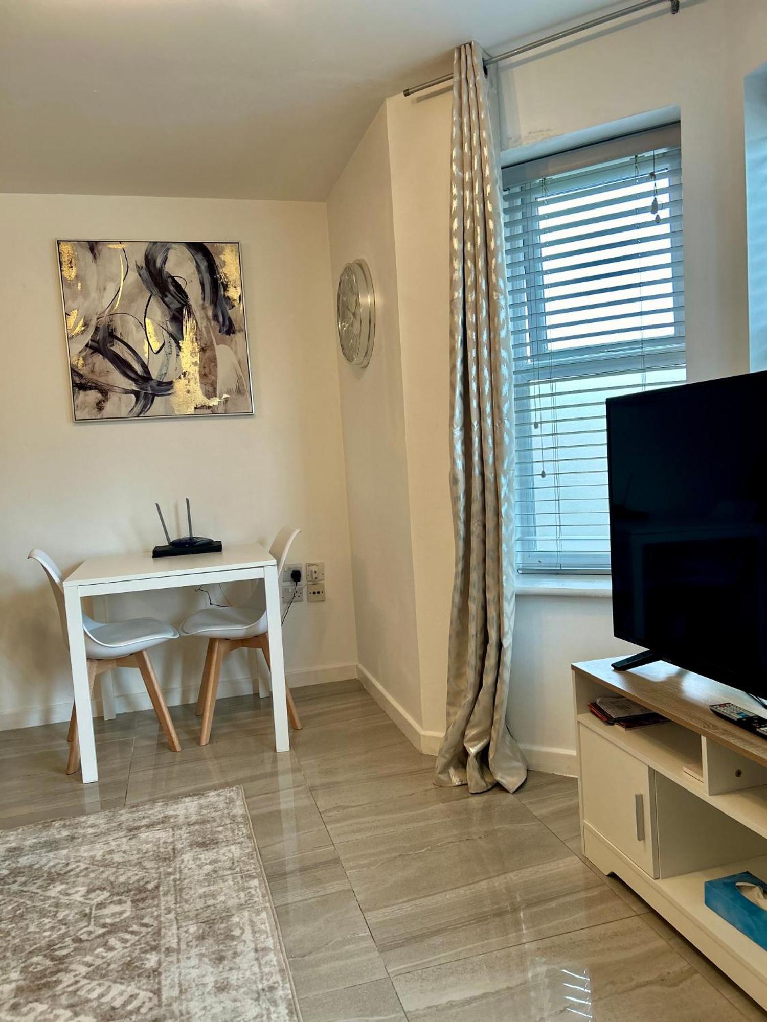 Modern 2 Bed Apartment With Free Parking And Netflix Dawley Luaran gambar