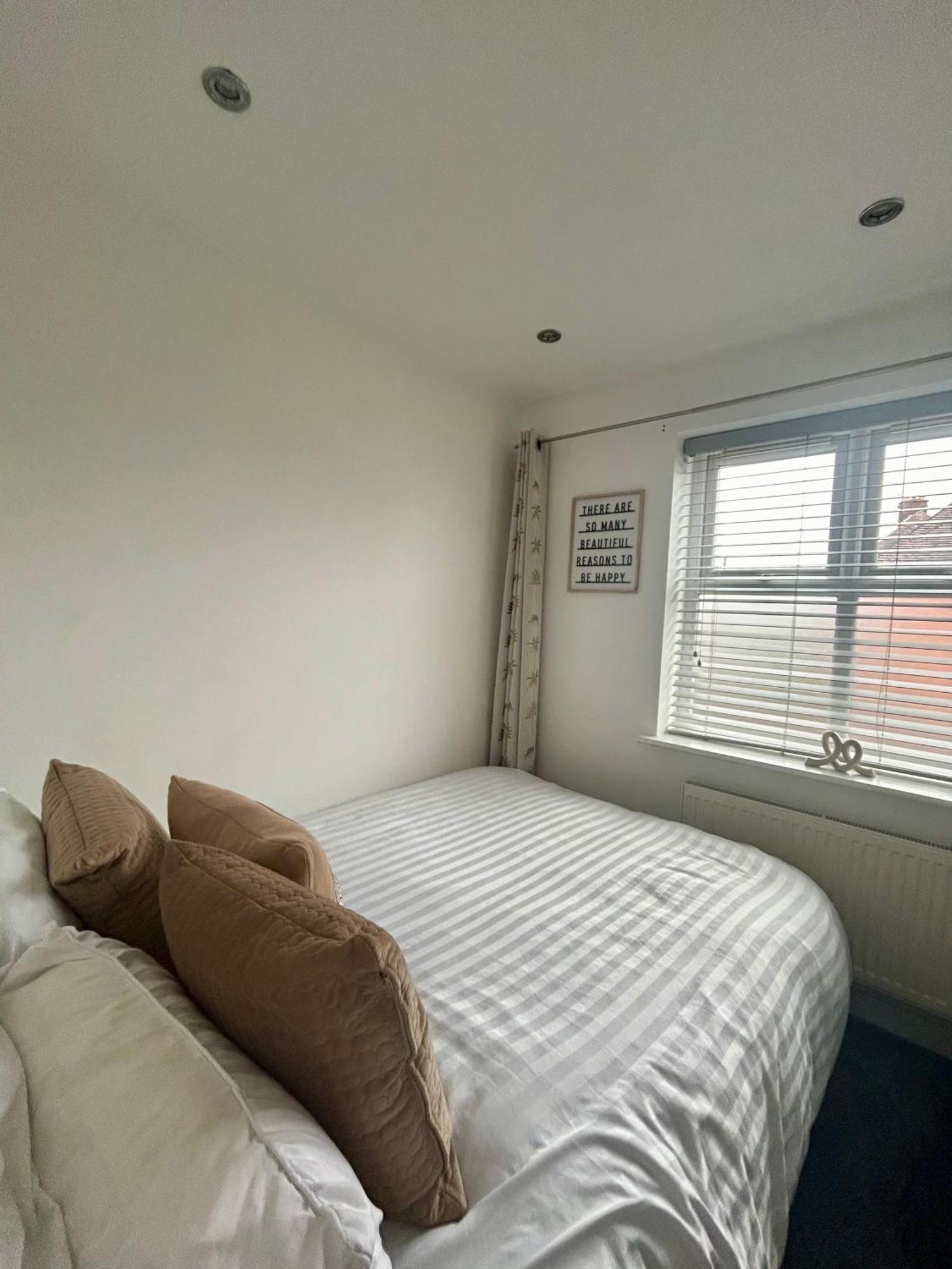 Modern 2 Bed Apartment With Free Parking And Netflix Dawley Luaran gambar