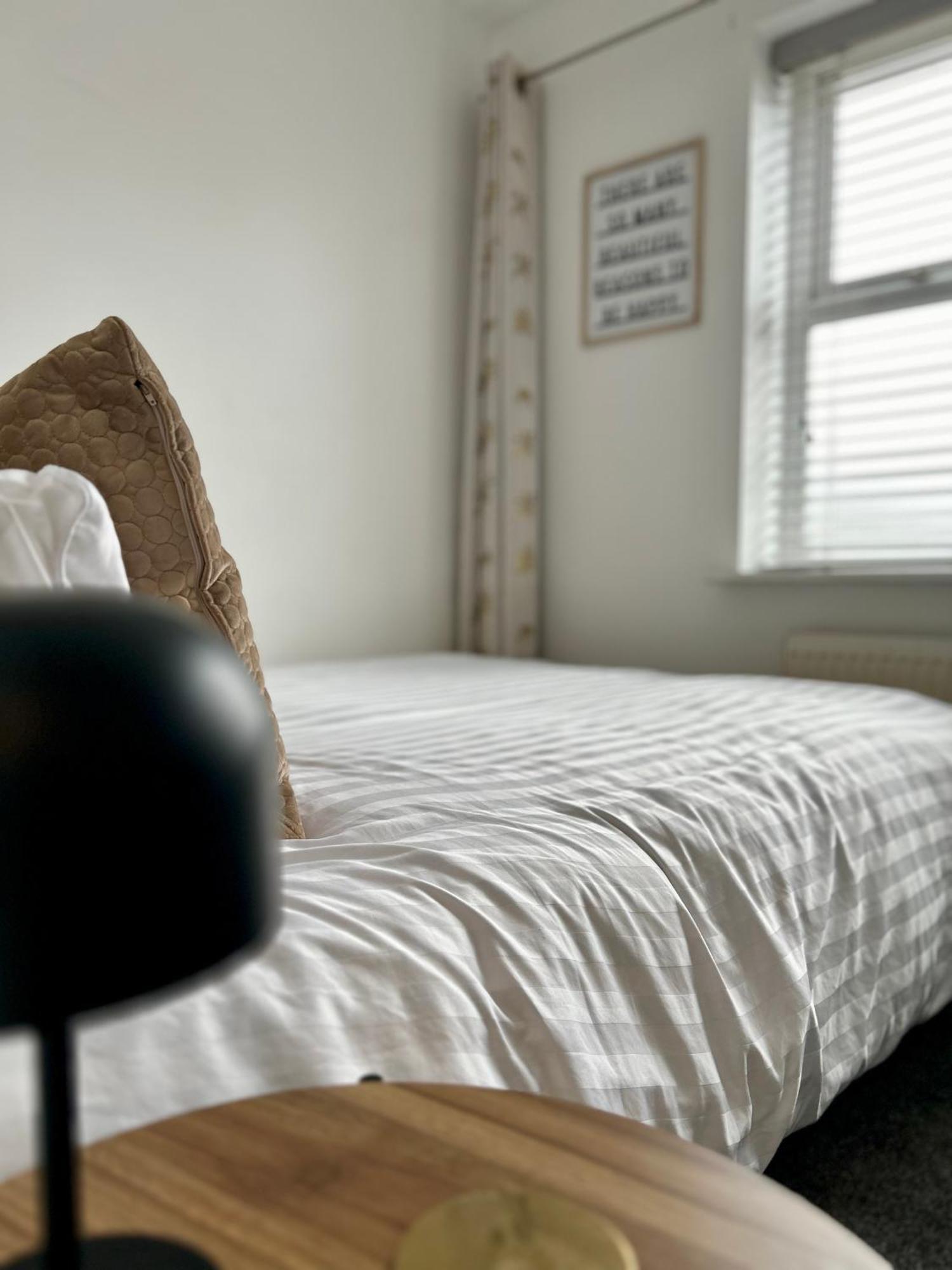 Modern 2 Bed Apartment With Free Parking And Netflix Dawley Luaran gambar