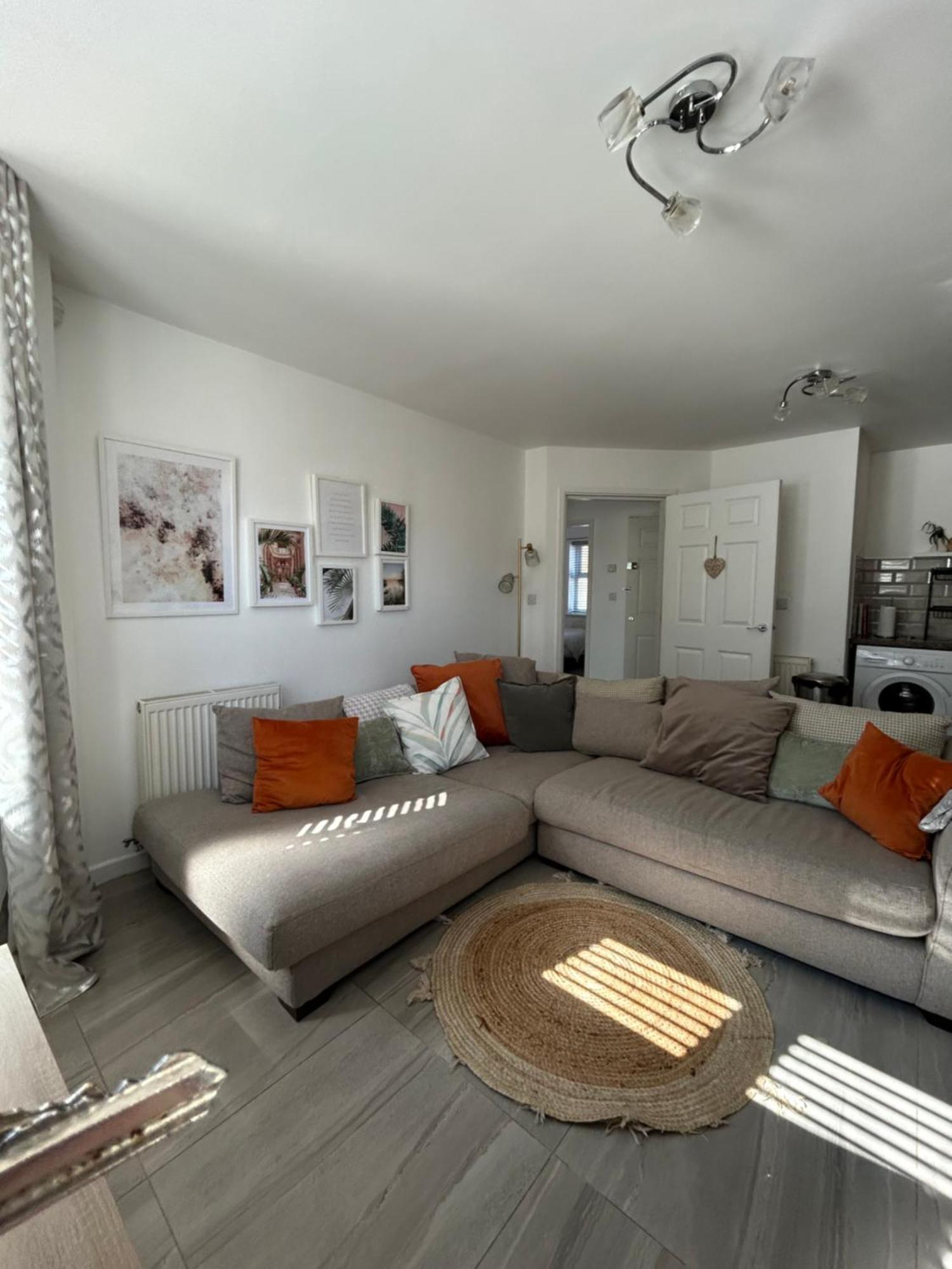 Modern 2 Bed Apartment With Free Parking And Netflix Dawley Luaran gambar