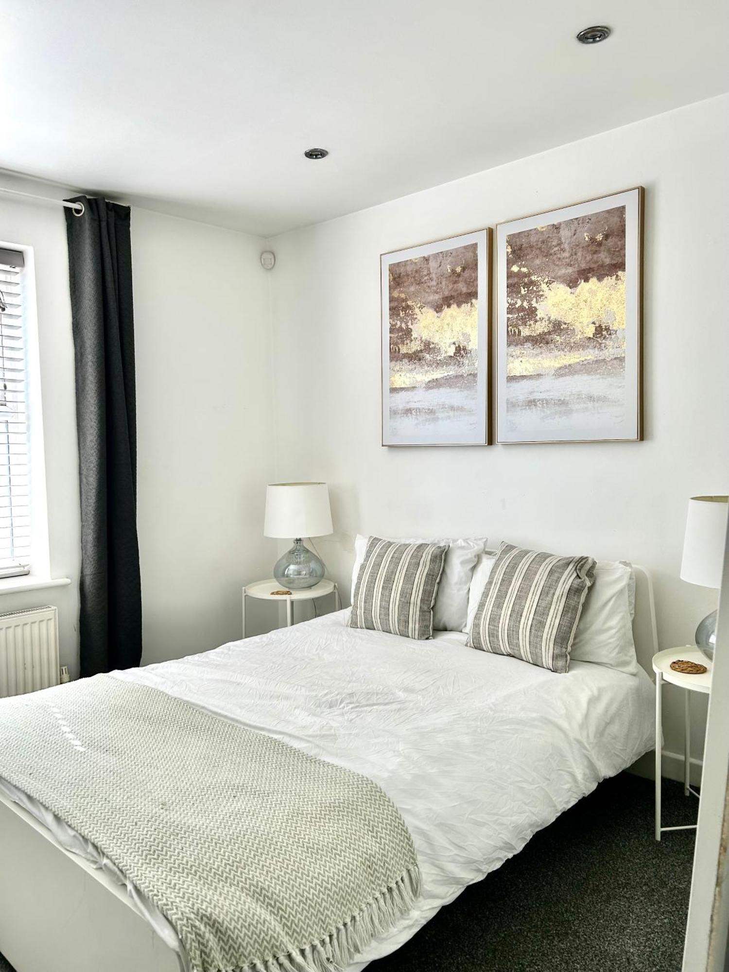 Modern 2 Bed Apartment With Free Parking And Netflix Dawley Luaran gambar